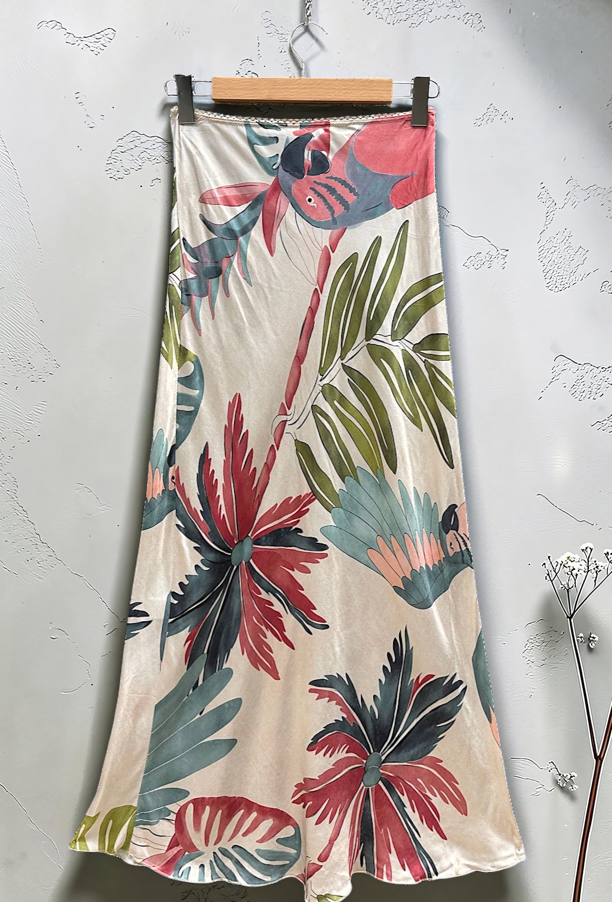 Jupe Imprimée en Viscose Satinée Bordure Dentelle Bleu Canard – La Muse Parisienne – vue 3