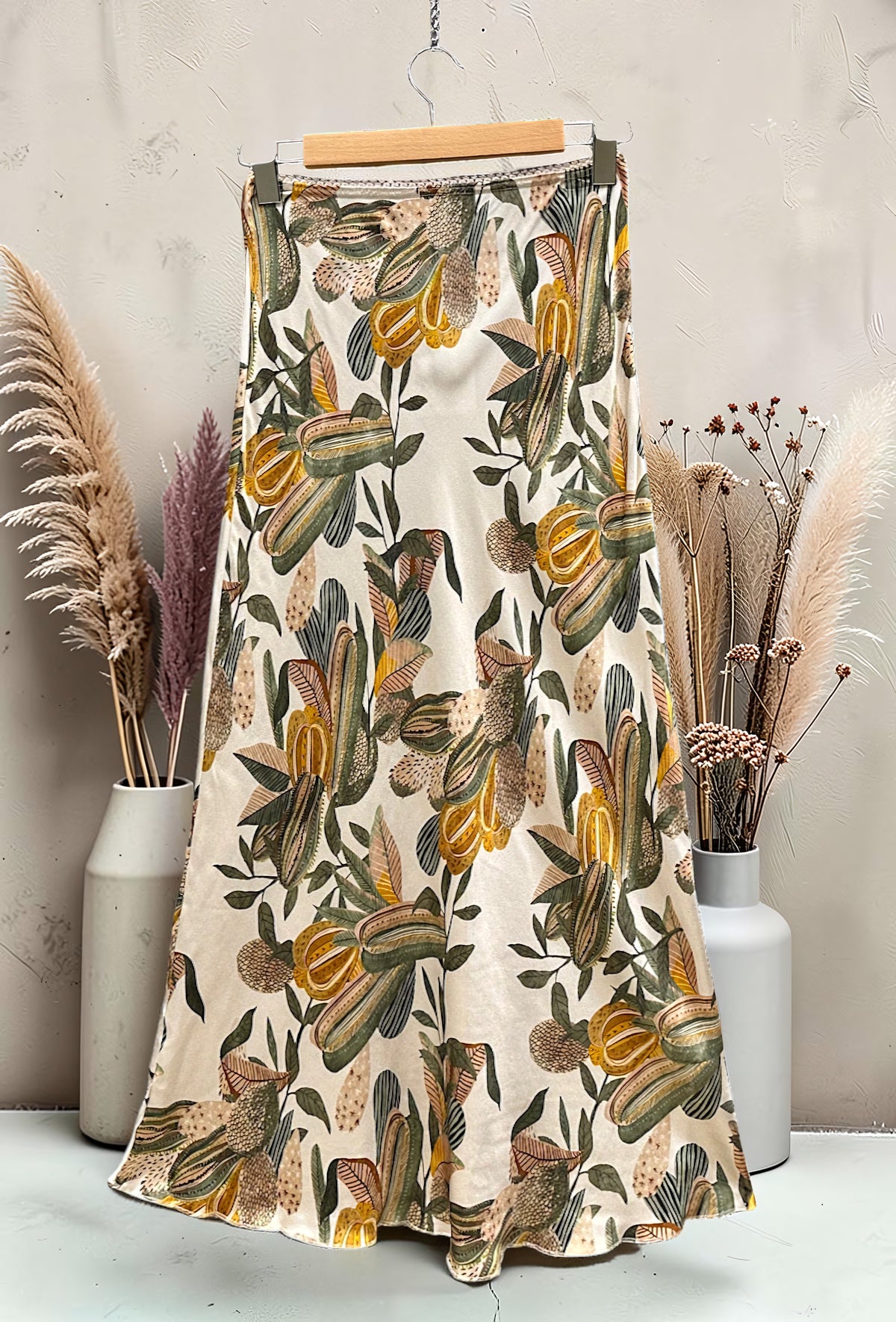 Jupe Imprimée en Viscose Satinée Bordure Dentelle Kaki – La Muse Parisienne – vue 2