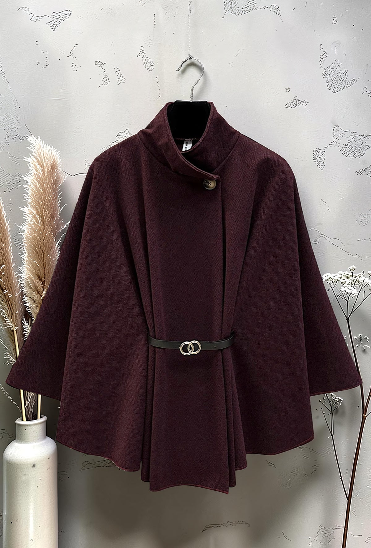 Cape Manteau en Flanelle Ceinturée Bordeaux – La Muse Parisienne – vue 1