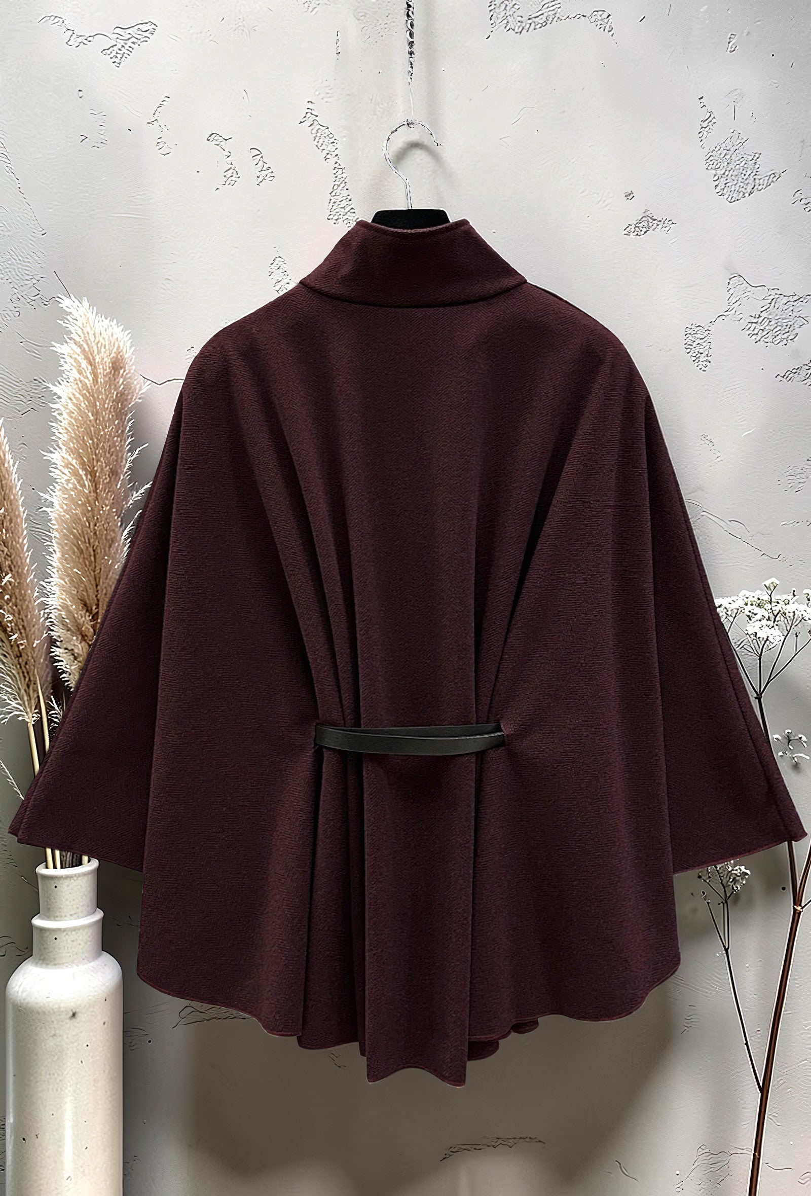 Cape Manteau en Flanelle Ceinturée Bordeaux – La Muse Parisienne – vue 3