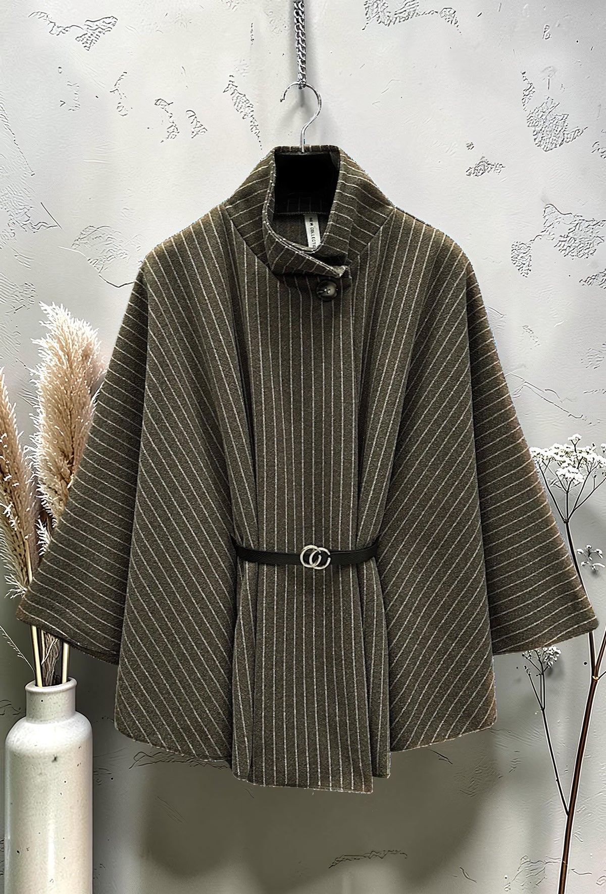 Cape Manteau en Flanelle Ceinturée Kaki – La Muse Parisienne – vue 1