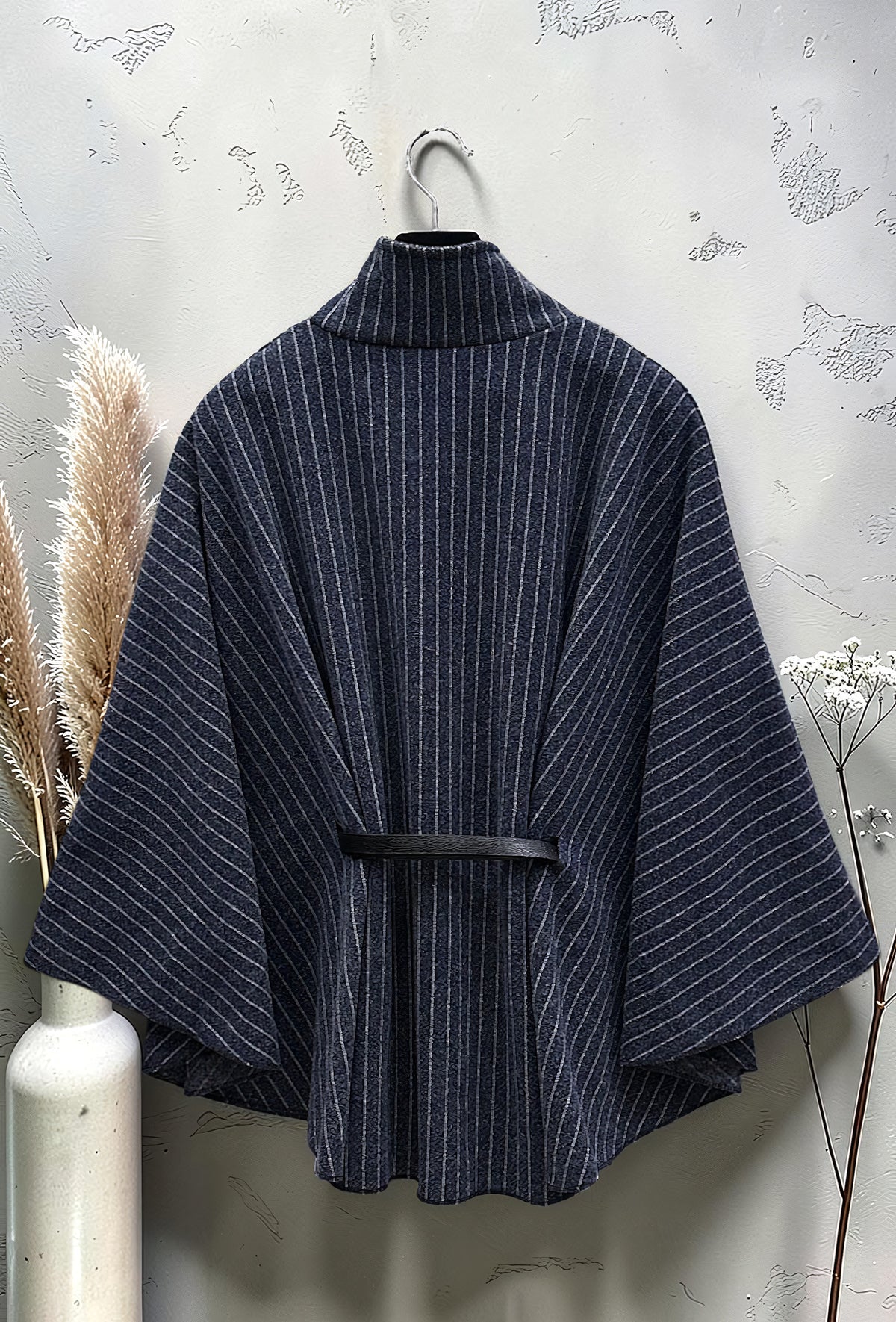 Cape Manteau en Flanelle Ceinturée Marine – La Muse Parisienne – vue 3