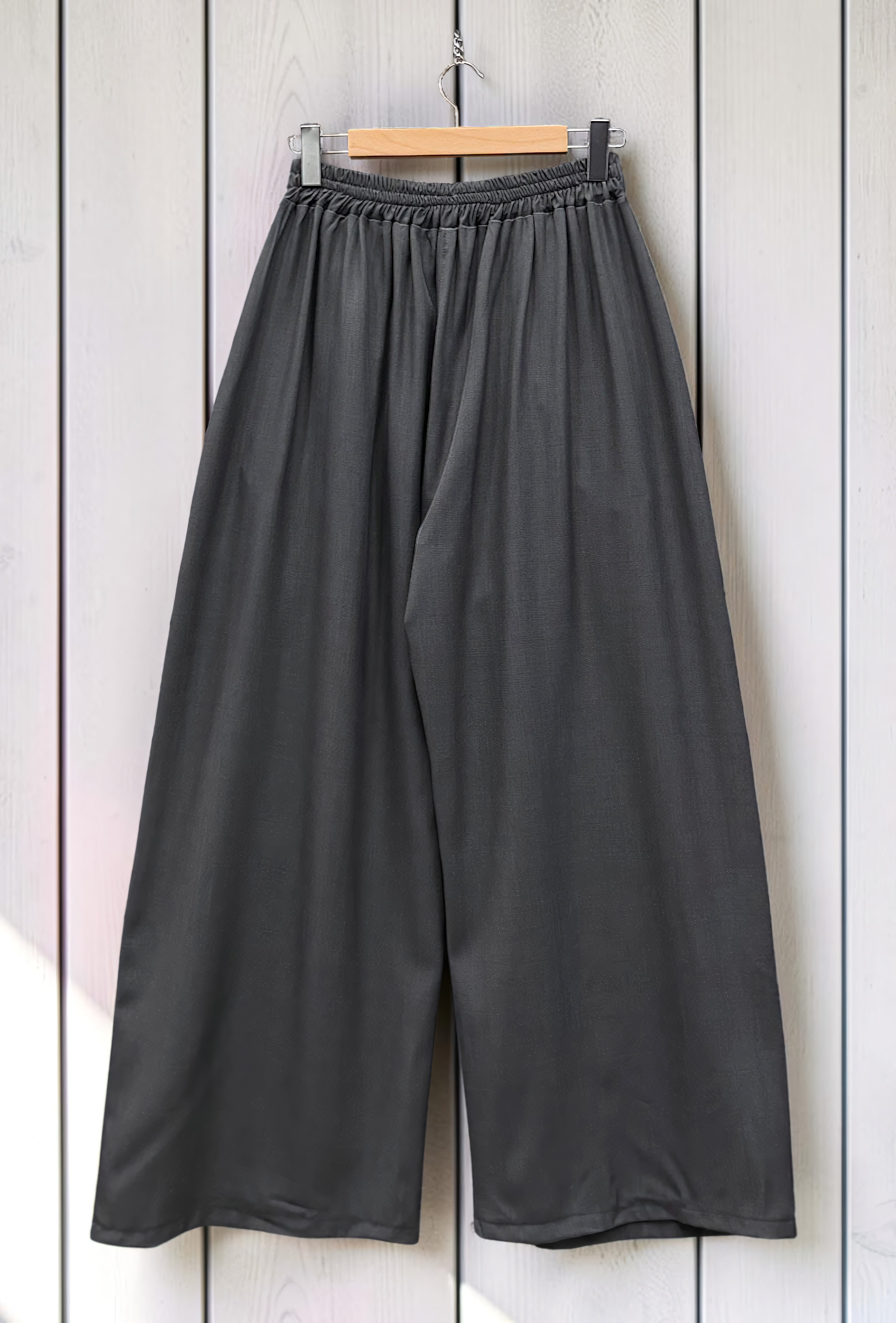 Pantalon Merveilleuse Palazzo Fluide Anthracite — Taille Haute Élastique – La Muse Parisienne – vue 3