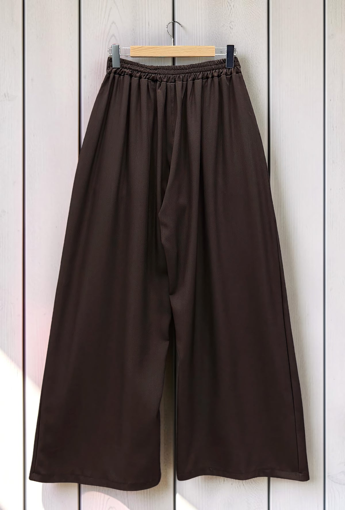 Pantalon Merveilleuse Palazzo Fluide Marron Foncé — Taille Haute Élastique – La Muse Parisienne – vue 3