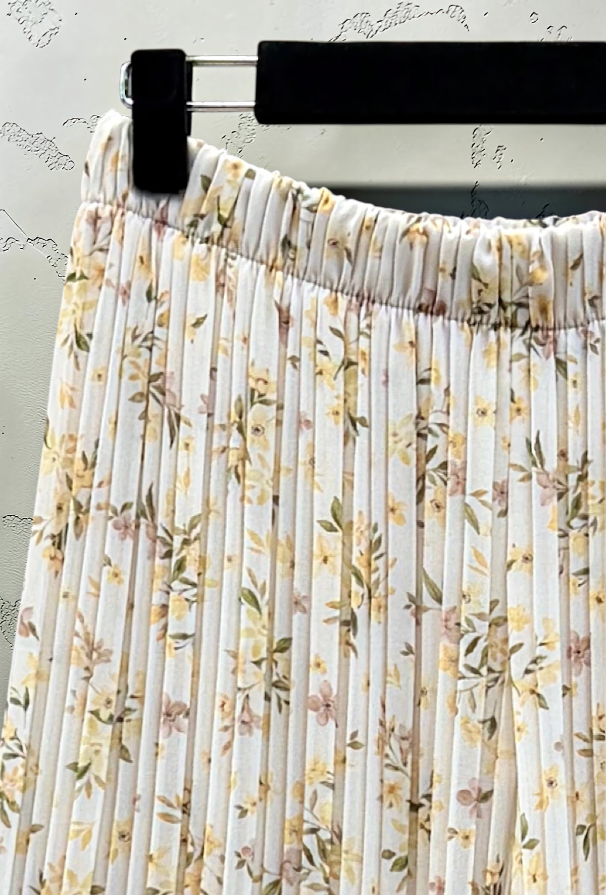 Pantalon Large Plissé Imprimé Doublé Jaune Clair – La Muse Parisienne – vue 4