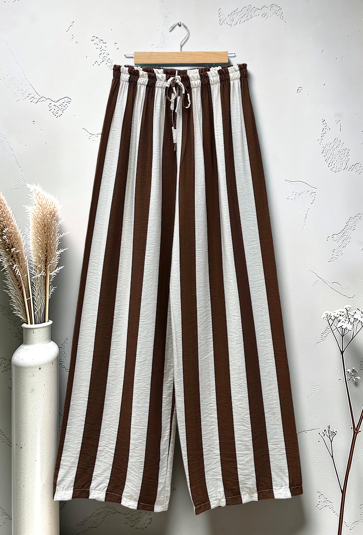 Pantalon Large à Rayures Taille Élastique Marron Foncé – La Muse Parisienne – vue 2