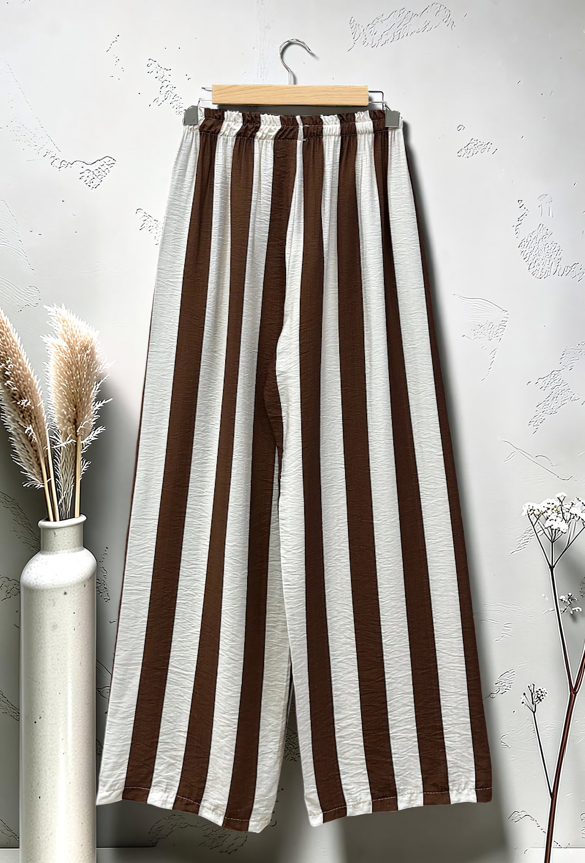 Pantalon Large à Rayures Taille Élastique Marron Foncé – La Muse Parisienne – vue 3