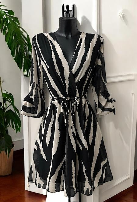 Robe Courte Croisée Manches Longues — Imprimé Zébré Noir & Blanc | Collection 2026