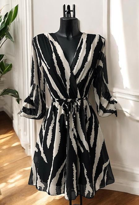 Robe Courte Croisée Manches Longues — Imprimés Graphiques | Collection 2026