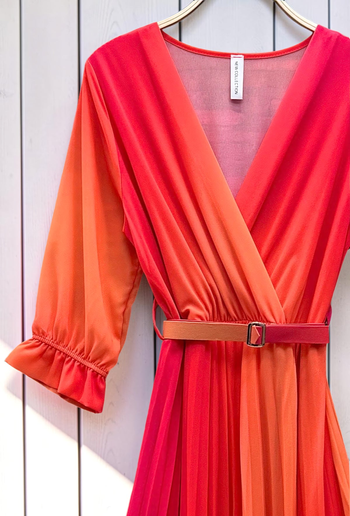 Robe Plissée avec Ceinture Corail Fuchsia – La Muse Parisienne – vue 3