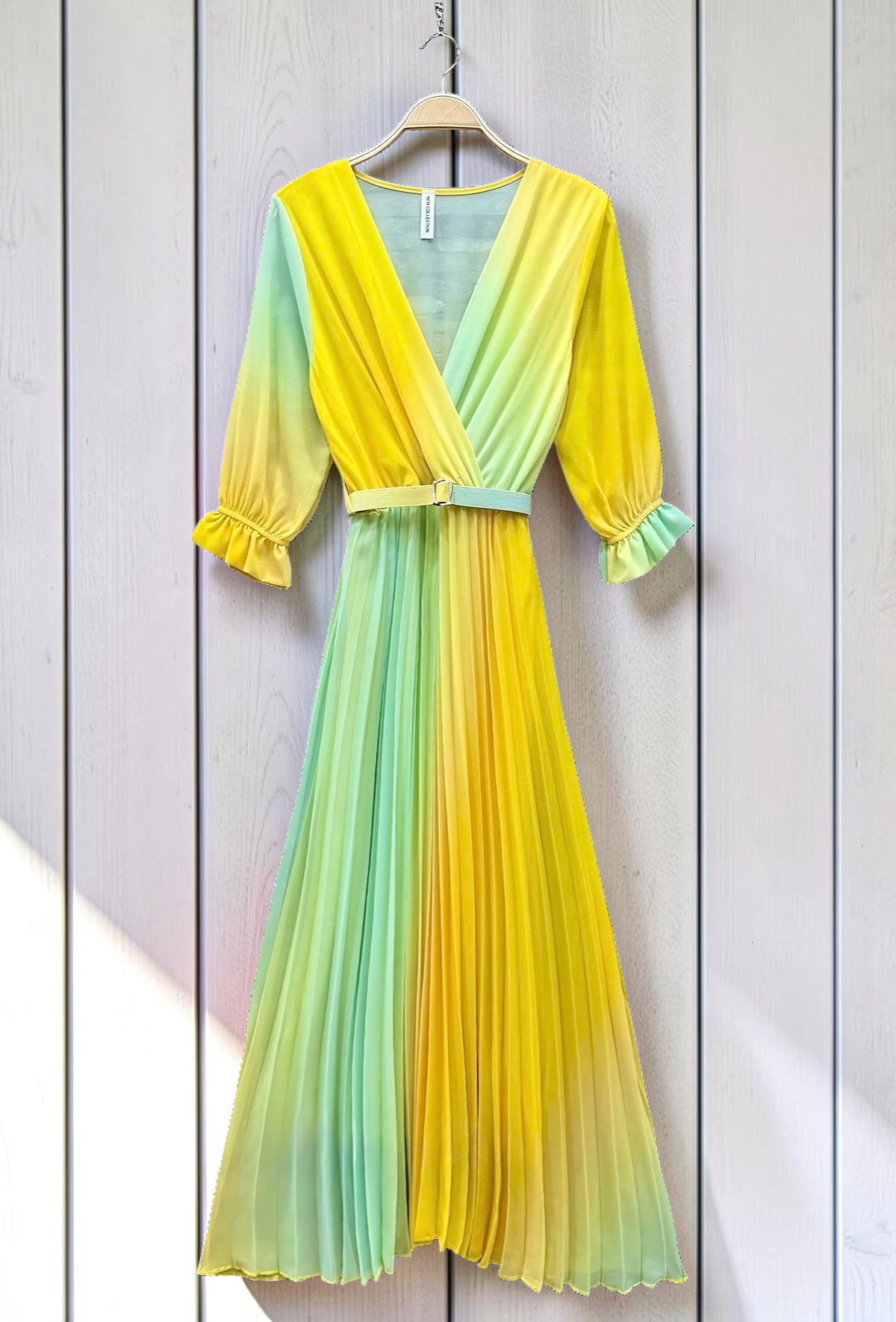 Robe Plissée avec Ceinture Jaune – La Muse Parisienne – vue 2