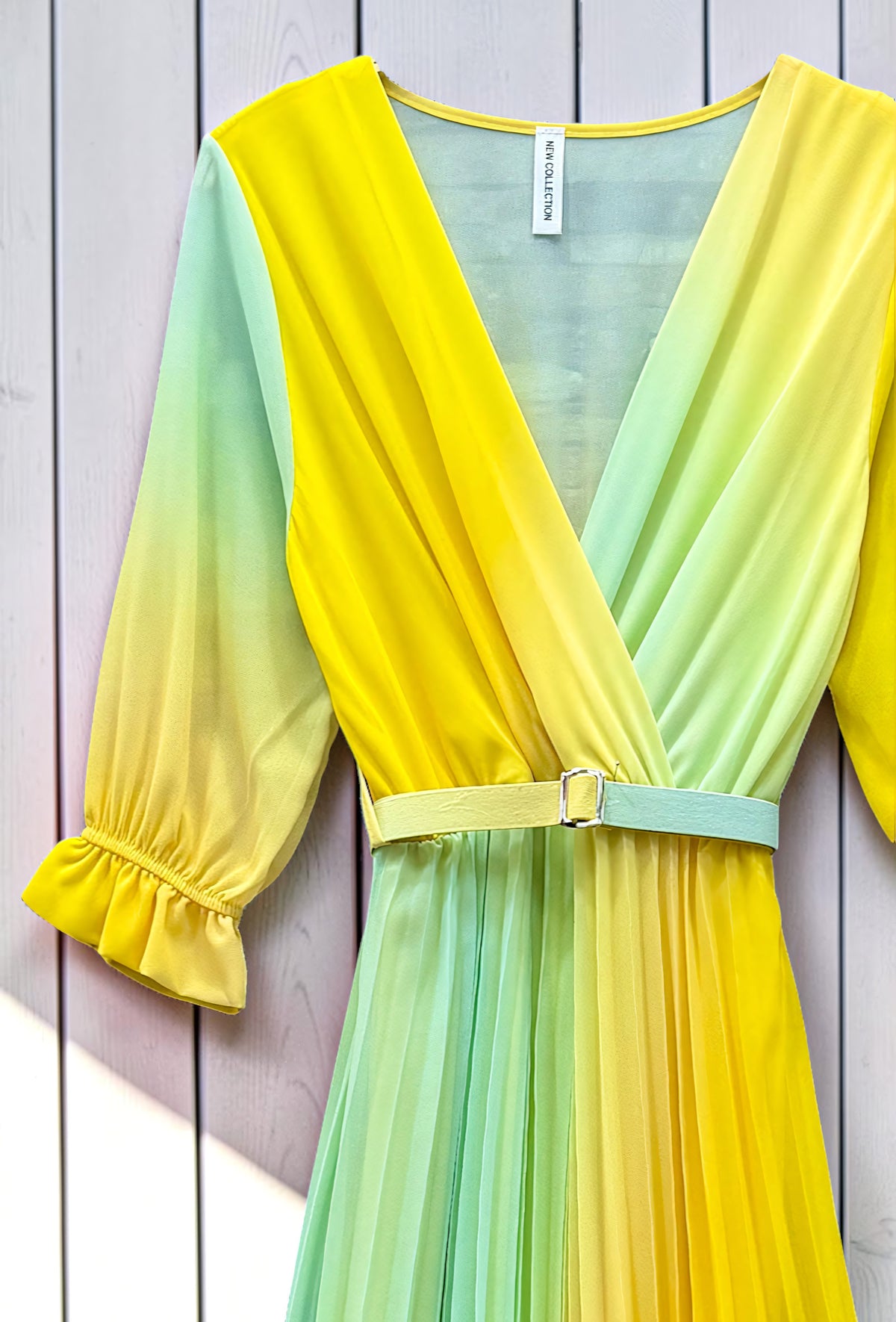 Robe Plissée avec Ceinture Jaune – La Muse Parisienne – vue 3