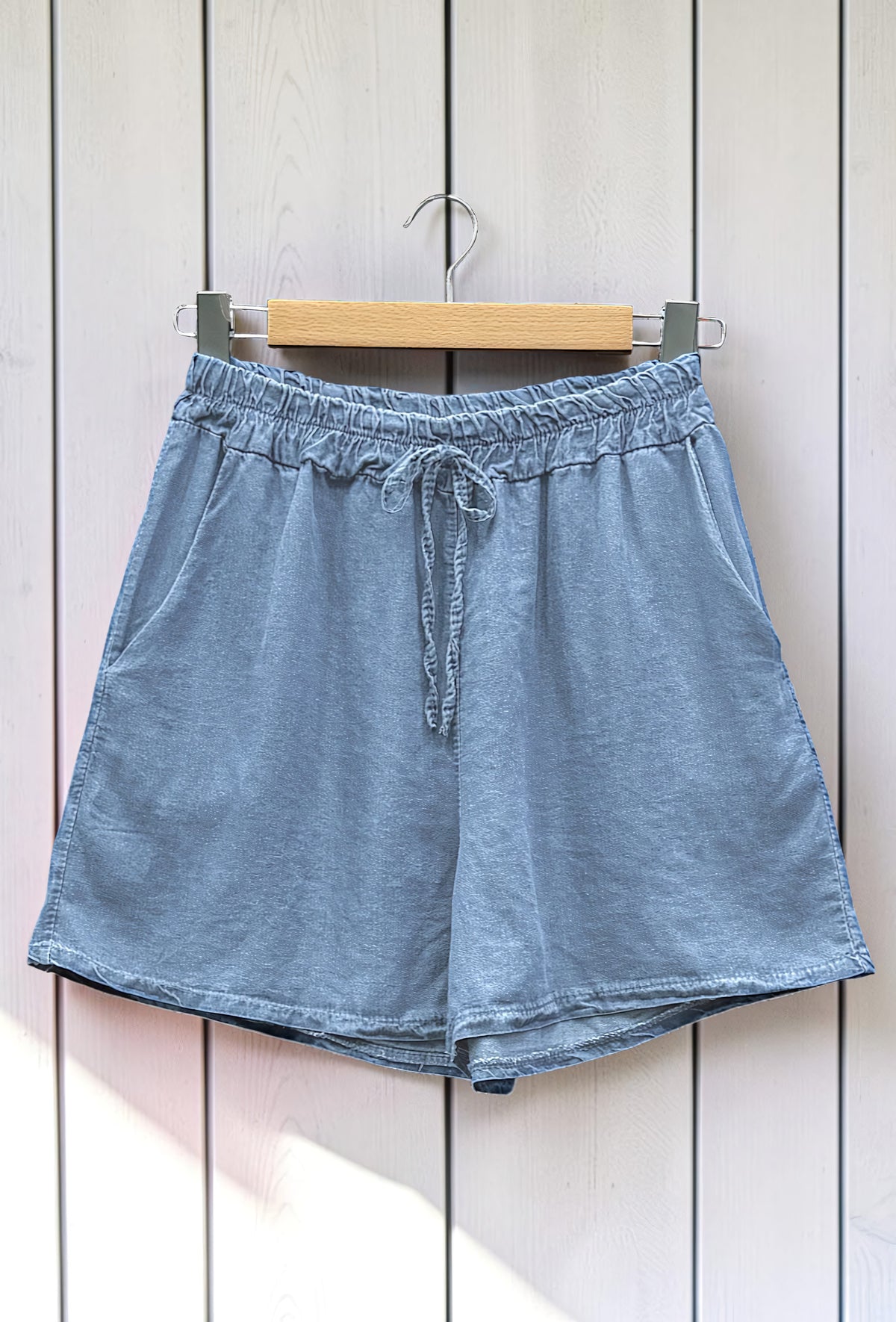 Short Fluide en Jean à Poches Bleu Ciel – La Muse Parisienne – vue 2