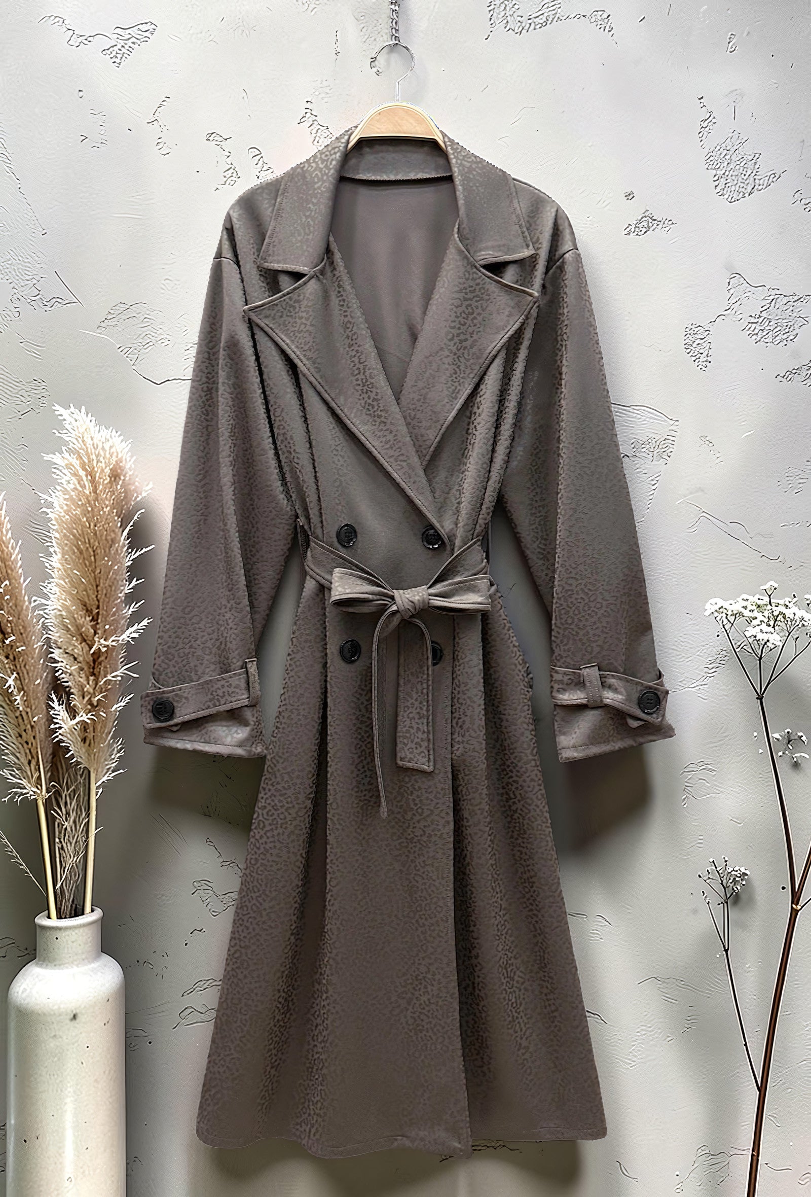 Trench Chic Ceinturé à Poches Taupe – La Muse Parisienne – vue 3