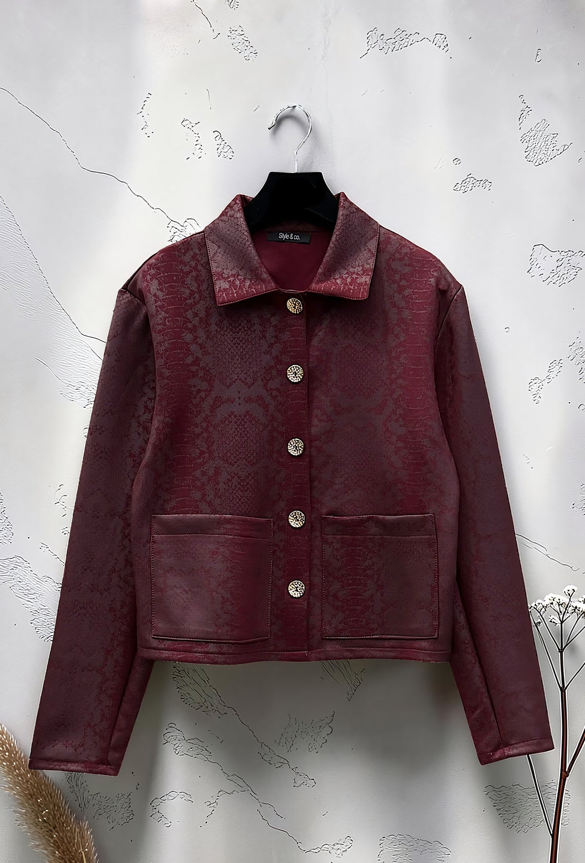 Veste Courte Cintrée en Suédine Bordeaux – La Muse Parisienne – vue 1