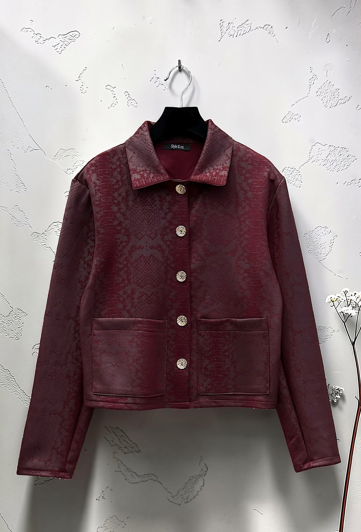 Veste Courte Cintrée en Suédine Bordeaux – La Muse Parisienne – vue 2