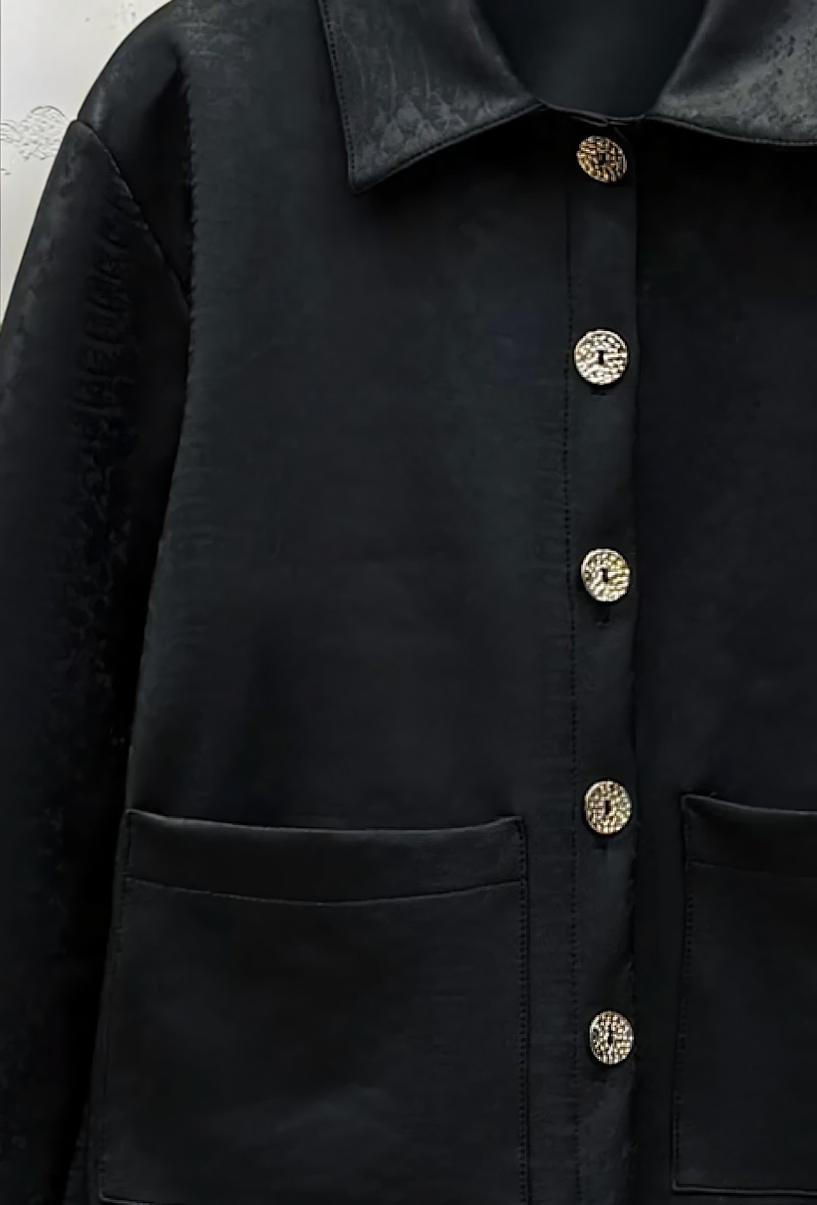 Veste Courte Cintrée en Suédine Noir – La Muse Parisienne – vue 2