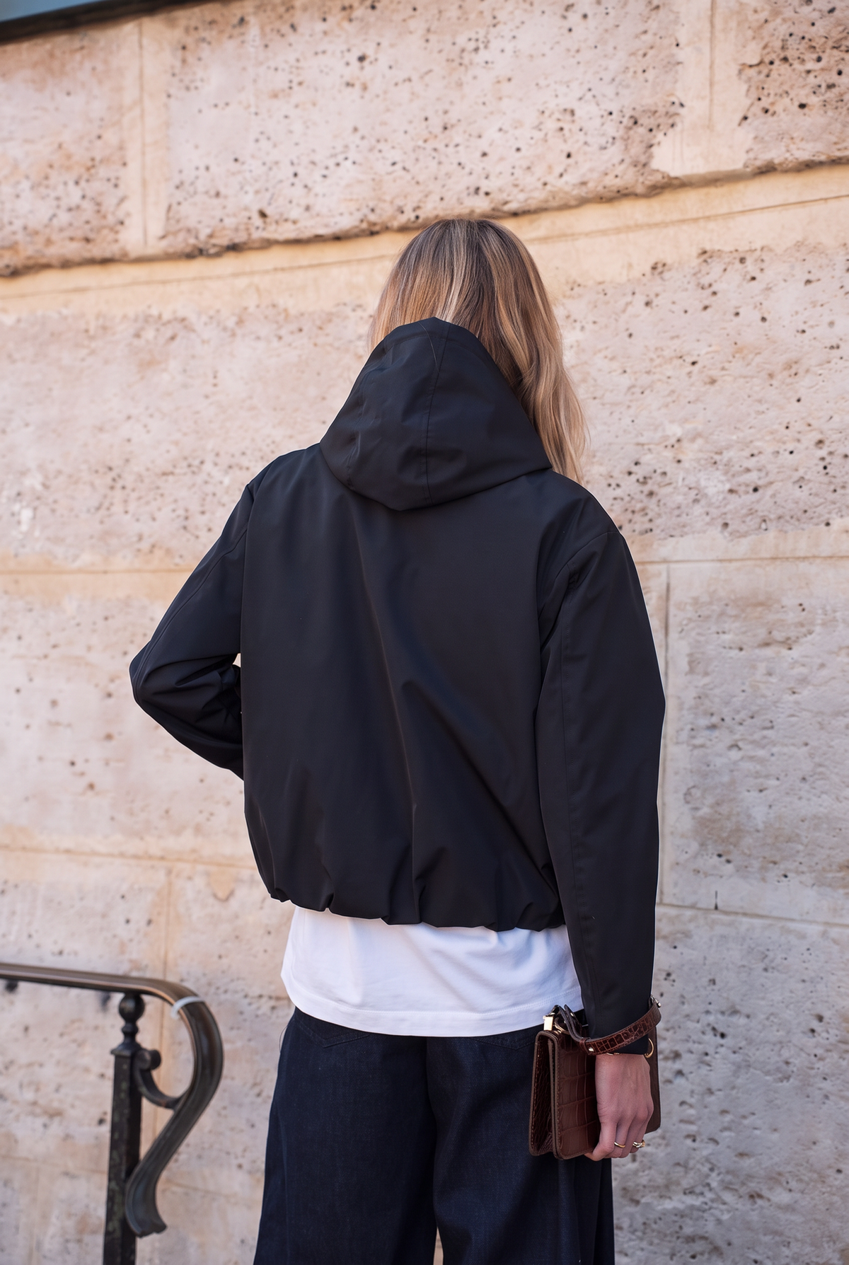 Veste imperméable courte à capuche noir pour femme – vue 4